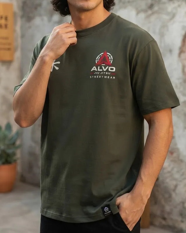 Camiseta ALVO streetwear montanhas verde militar, frente